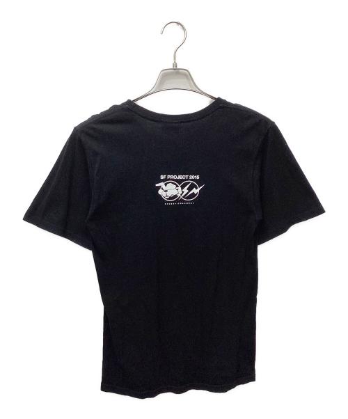 stussy（ステューシー）stussy (ステューシー) FRAGMENT DESIGN (フラグメントデザイン) SF project No.35 tee ブラック サイズ:Sの古着・服飾アイテム