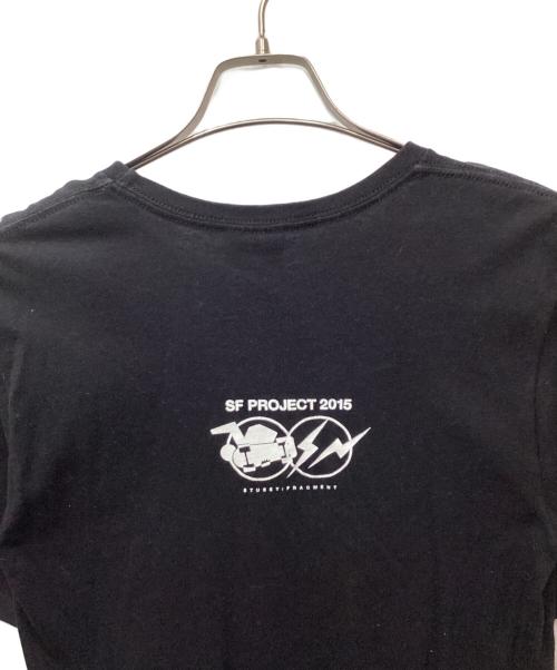 stussy（ステューシー）stussy (ステューシー) FRAGMENT DESIGN (フラグメントデザイン) SF project No.35 tee ブラック サイズ:Sの古着・服飾アイテム