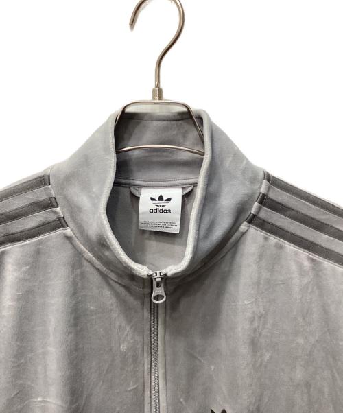 adidas（アディダス）adidas (アディダス) BECKENBAUER VELOUR TRACKTOP LIGHT ONYX　(ベッケンバウアー ベロア トラックトップ ライトオニキス) ライトグレー サイズ:XSの古着・服飾アイテム