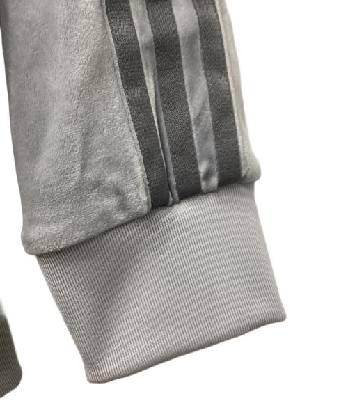 adidas（アディダス）adidas (アディダス) BECKENBAUER VELOUR TRACKTOP LIGHT ONYX　(ベッケンバウアー ベロア トラックトップ ライトオニキス) ライトグレー サイズ:XSの古着・服飾アイテム