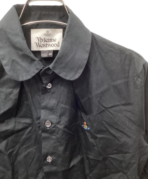 Vivienne Westwood（ヴィヴィアンウエストウッド）Vivienne Westwood (ヴィヴィアンウエストウッド) オーブ刺繍丸襟変形フレアシャツ ブラック サイズ:40の古着・服飾アイテム