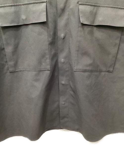 is-ness（イズネス）is-ness (イズネス) SLIT SHORT SLEEVE SHIRT（ショートスリーブシャツ） ブラック サイズ:48の古着・服飾アイテム