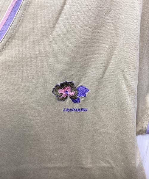 LEONARD FASHION（レオナールファッション）LEONARD FASHION (レオナールファッション) フロントエンブロイダリーVネックカットソー ベージュ サイズ:Lの古着・服飾アイテム