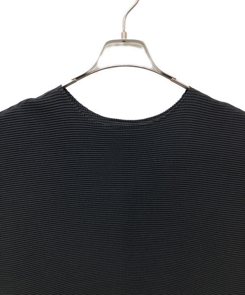 me ISSEY MIYAKE（ミーイッセイ ミヤケ）me ISSEY MIYAKE (ミーイッセイ ミヤケ) SQUARE STRETCH PLEATS ノースリーブカットソー ブラック サイズ:FREEの古着・服飾アイテム