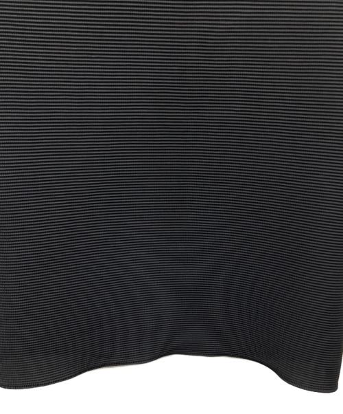 me ISSEY MIYAKE（ミーイッセイ ミヤケ）me ISSEY MIYAKE (ミーイッセイ ミヤケ) SQUARE STRETCH PLEATS ノースリーブカットソー ブラック サイズ:FREEの古着・服飾アイテム