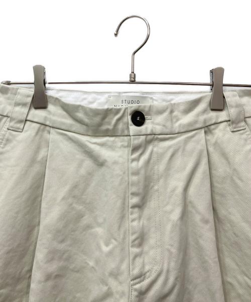 STUDIO NICHOLSON（スタジオ ニコルソン）STUDIO NICHOLSON (スタジオ ニコルソン) SORTE PEACHEDCOTTON TWILL VOLUME PLEAT PANTS アイボリー サイズ:Sの古着・服飾アイテム