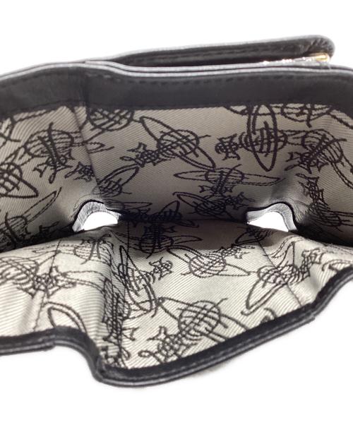 Vivienne Westwood（ヴィヴィアンウエストウッド）Vivienne Westwood (ヴィヴィアンウエストウッド) エンボス加工3つ折り財布 ブラックの古着・服飾アイテム