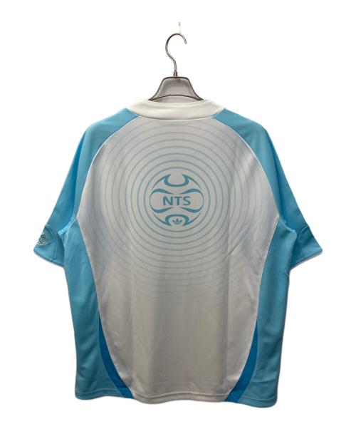 adidas（アディダス）adidas (アディダス) NTS Radio (NTSラジオ) ゲームシャツ ブルー×ホワイト サイズ:2XLの古着・服飾アイテム