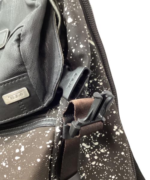TUMI（トゥミ）TUMI (トゥミ) Kinser フラップバックパック ブラック×ブラウンの古着・服飾アイテム