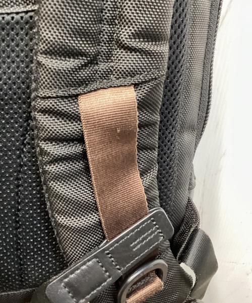 TUMI（トゥミ）TUMI (トゥミ) Kinser フラップバックパック ブラック×ブラウンの古着・服飾アイテム