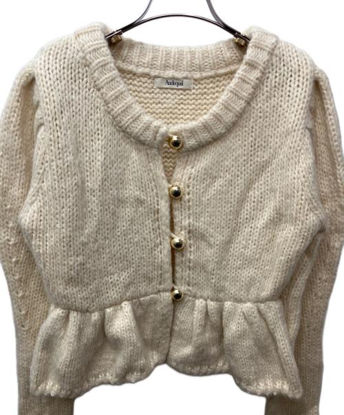 Andequal（アンドコール）Andequal (アンドコール) gold button puff sleeve knit/ゴールドボタンパフスリーブニット ベージュ サイズ:FREEの古着・服飾アイテム