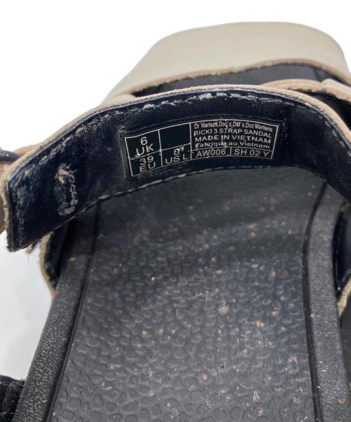 Dr.Martens（ドクターマーチン）Dr.Martens (ドクターマーチン) Ricki 3 strap サンダル アイボリー サイズ:UK6の古着・服飾アイテム