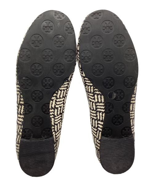 TORY BURCH（トリーバーチ）TORY BURCH (トリーバーチ) 編み込みフラットパンプス ホワイト×ブラック サイズ:8 1/2の古着・服飾アイテム