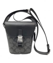 COACH（コーチ）の古着「Track Small Flap Crossbody(トラックスモールフラップクロスボディ)」｜ブラック