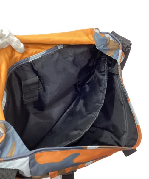 EASTPAK（イーストパック）EASTPAK (イーストパック) カモフラメッセンジャーバッグ グレー×オレンジの古着・服飾アイテム