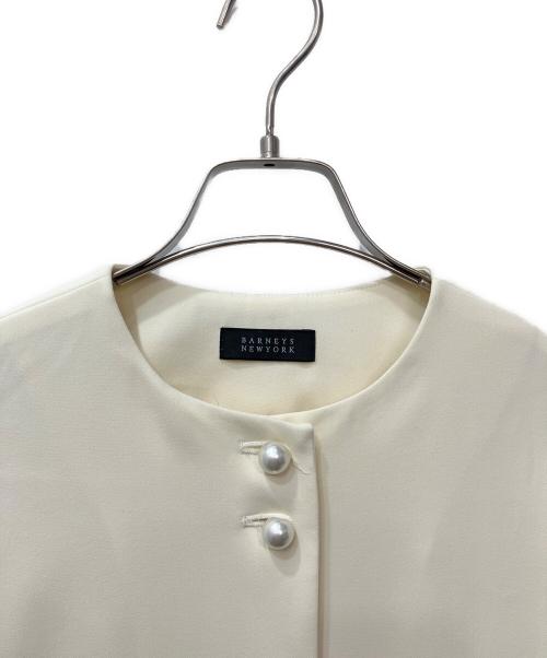 BARNEYS NEWYORK（バーニーズ・ニューヨーク）BARNEYS NEWYORK (バーニーズ・ニューヨーク) パールボタンノーカラージャケット アイボリー サイズ:36の古着・服飾アイテム