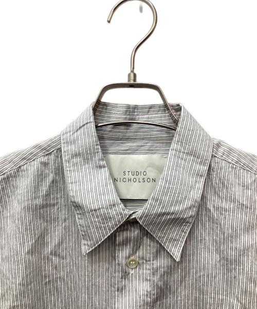 STUDIO NICHOLSON（スタジオ ニコルソン）STUDIO NICHOLSON (スタジオ ニコルソン) ストライプシャツ グレー サイズ:採寸参照の古着・服飾アイテム