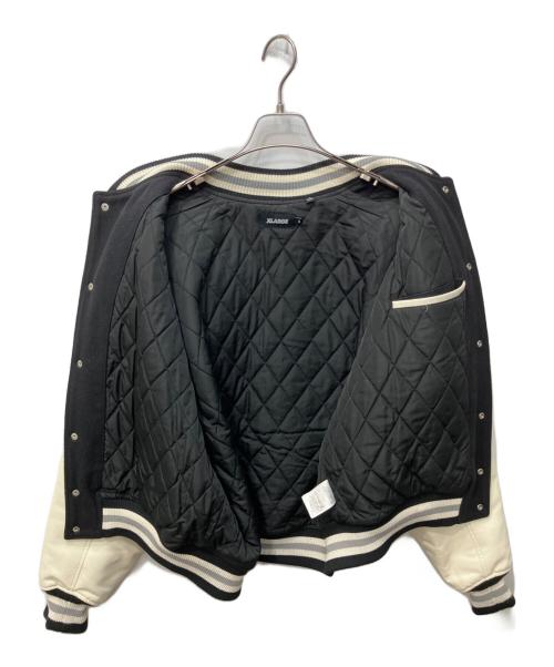 X-LARGE（エクストララージ）X-LARGE (エクストララージ) OG LOGO VARSITY JACKET/オリジナルロゴバーシティジャケット ホワイト×ブラック サイズ:Mの古着・服飾アイテム