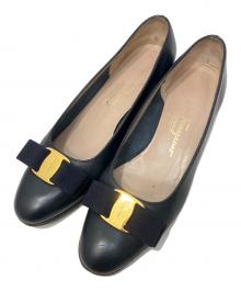 Salvatore Ferragamo（サルヴァトーレ フェラガモ）の古着「ヴァラリボンパンプス」｜ネイビー