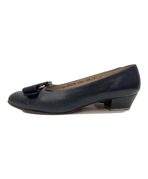 Salvatore Ferragamo（サルヴァトーレ フェラガモ）Salvatore Ferragamo (サルヴァトーレ フェラガモ) ヴァラリボンパンプス ネイビー サイズ:6.5の古着・服飾アイテム