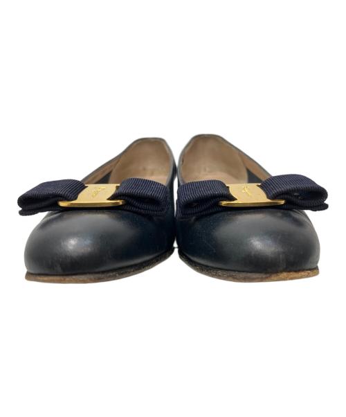 Salvatore Ferragamo（サルヴァトーレ フェラガモ）Salvatore Ferragamo (サルヴァトーレ フェラガモ) ヴァラリボンパンプス ネイビー サイズ:6.5の古着・服飾アイテム