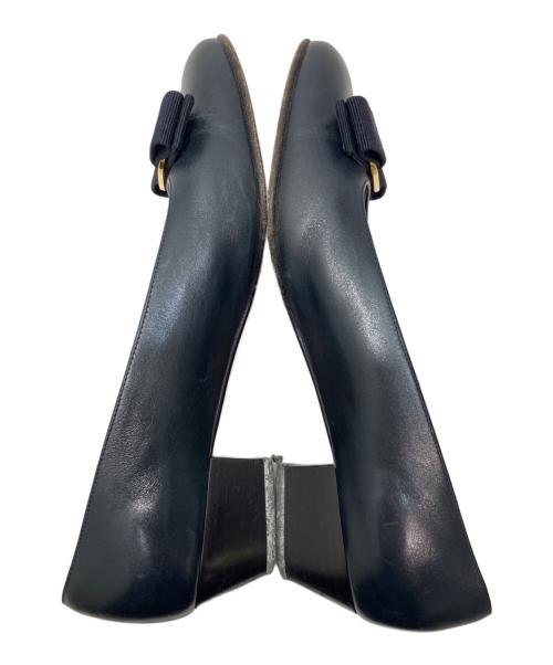 Salvatore Ferragamo（サルヴァトーレ フェラガモ）Salvatore Ferragamo (サルヴァトーレ フェラガモ) ヴァラリボンパンプス ネイビー サイズ:6.5の古着・服飾アイテム