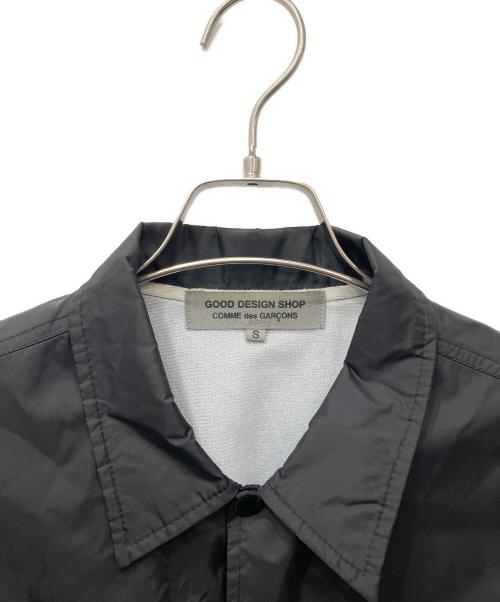 GOOD DESIGN SHOP COMME des GARCONS（グッドデザインショップ コムデギャルソン）GOOD DESIGN SHOP COMME des GARCONS (グッドデザインショップ コムデギャルソン) CDGバックプリントロゴコーチジャケット ブラック サイズ:Sの古着・服飾アイテム