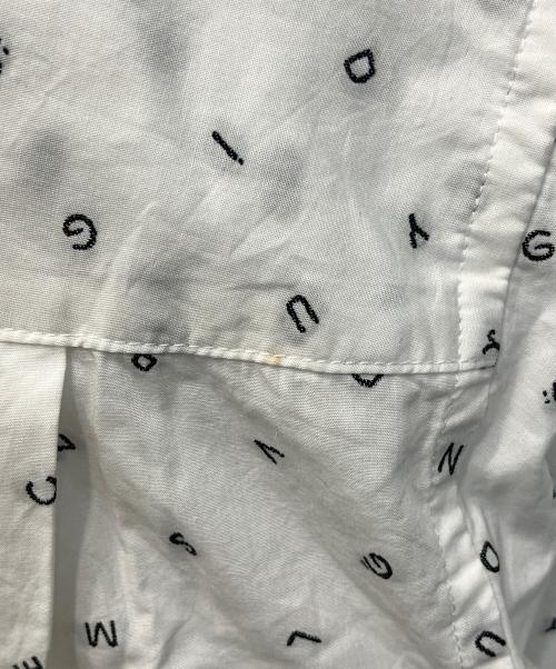 Engineered Garments（エンジニアド ガーメンツ）Engineered Garments (エンジニアド ガーメンツ) アルファベット刺繍ウイングカラーシャツ ホワイト サイズ:Sの古着・服飾アイテム
