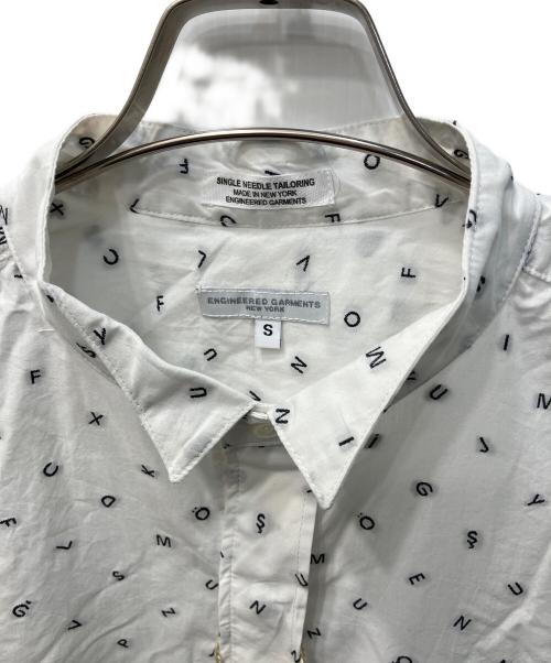 Engineered Garments（エンジニアド ガーメンツ）Engineered Garments (エンジニアド ガーメンツ) アルファベット刺繍ウイングカラーシャツ ホワイト サイズ:Sの古着・服飾アイテム