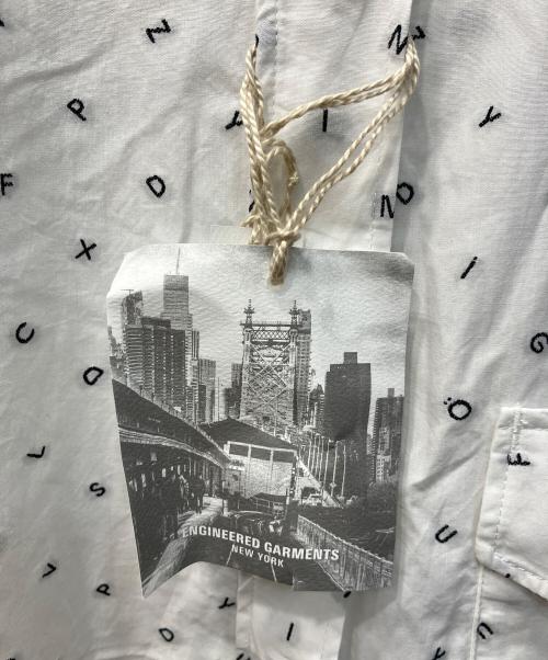 Engineered Garments（エンジニアド ガーメンツ）Engineered Garments (エンジニアド ガーメンツ) アルファベット刺繍ウイングカラーシャツ ホワイト サイズ:Sの古着・服飾アイテム