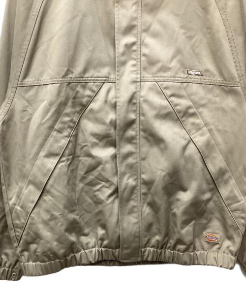 ATMOS（アトモス）atmos (アトモス) Dickies (ディッキーズ) スタンドカラージャケット ベージュ サイズ:Lの古着・服飾アイテム