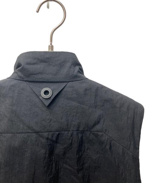 WHITE MOUNTAINEERING（ホワイトマウンテ二アニング）WHITE MOUNTAINEERING (ホワイトマウンテ二アニング) GORE-TEX INFINIUM x PRIMALOFT PADDED LUGGAGE VEST ブラックの古着・服飾アイテム