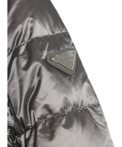 PRADA（プラダ）PRADA (プラダ) ノーカラーダウンジャケット シルバー サイズ:38の古着・服飾アイテム