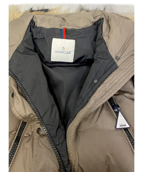 MONCLER（モンクレール）MONCLER (モンクレール) ファー付ダウンコート ブラウン サイズ:4 FRAGONの古着・服飾アイテム