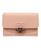 CHANELシャネル）の古着「ダブルココクリップスモールフラップウォレット」｜ピンク