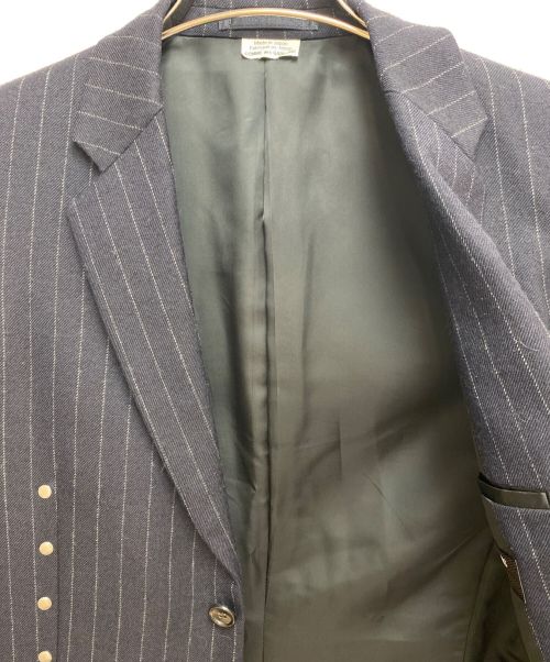 COMME des GARCONS HOMME PLUS（コムデギャルソンオムプリュス）COMME des GARCONS HOMME PLUS (コムデギャルソンオムプリュス)) ピンストライプスタッズテーラードジャケット ネイビー サイズ:XSの古着・服飾アイテム