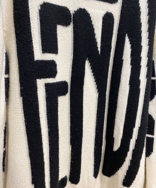 FENDI（フェンディ）FENDI (フェンディ) ビッグロゴクルーネックニット オフホワイト サイズ:50の古着・服飾アイテム