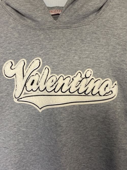 VALENTINO（ヴァレンティノ）VALENTINO (ヴァレンティノ) ノエンブロイダリーパッチ コットン スウェットシャツ グレー サイズ:L 未使用品の古着・服飾アイテム