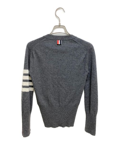 Thom Browne（トムブラウン）Thom Browne (トムブラウン) 4BAR ストライプ クラシックVネック カシミヤカーディガン グレー サイズ:38の古着・服飾アイテム