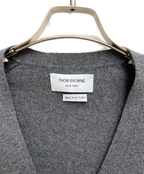 Thom Browne（トムブラウン）Thom Browne (トムブラウン) 4BAR ストライプ クラシックVネック カシミヤカーディガン グレー サイズ:38の古着・服飾アイテム
