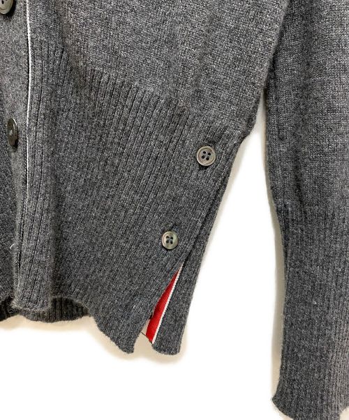 Thom Browne（トムブラウン）Thom Browne (トムブラウン) 4BAR ストライプ クラシックVネック カシミヤカーディガン グレー サイズ:38の古着・服飾アイテム