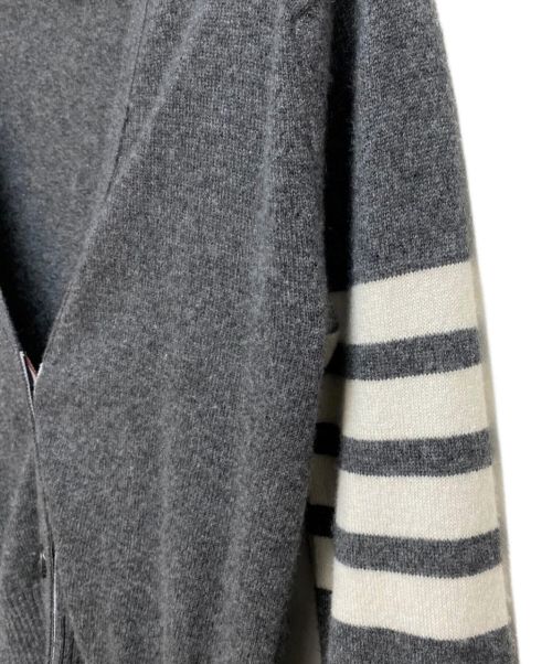 Thom Browne（トムブラウン）Thom Browne (トムブラウン) 4BAR ストライプ クラシックVネック カシミヤカーディガン グレー サイズ:38の古着・服飾アイテム