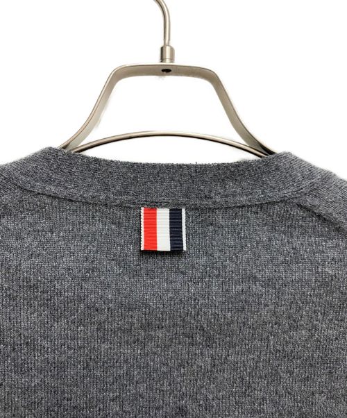 Thom Browne（トムブラウン）Thom Browne (トムブラウン) 4BAR ストライプ クラシックVネック カシミヤカーディガン グレー サイズ:38の古着・服飾アイテム