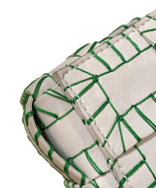 BOTTEGA VENETA（ボッテガベネタ）BOTTEGA VENETA (ボッテガベネタ) カセットオーバーロックステッチショルダーバッグ ホワイト×グリーンの古着・服飾アイテム