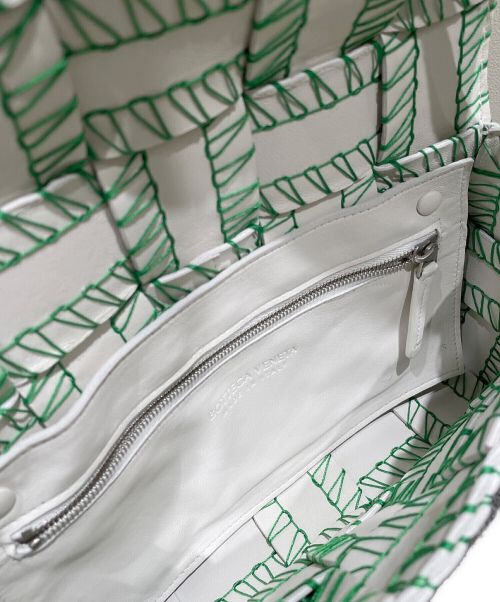 BOTTEGA VENETA（ボッテガベネタ）BOTTEGA VENETA (ボッテガベネタ) カセットオーバーロックステッチショルダーバッグ ホワイト×グリーンの古着・服飾アイテム