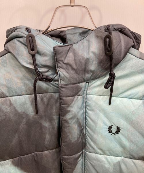 FRED PERRY（フレッドペリー）FRED PERRY (フレッドペリー) Camouflage Quilted Parka カモフラージュ キルト パーカ J4587 スカイブルー サイズ:Mの古着・服飾アイテム