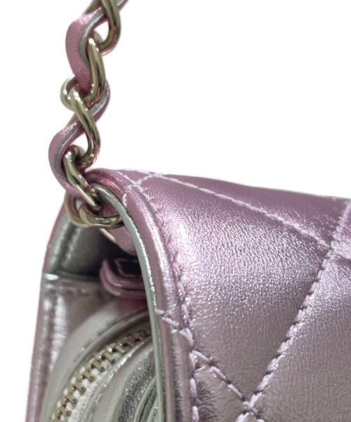 CHANEL（シャネル）CHANEL (シャネル) ミニマトラッセフラップバッグ18 メタリック  ゴールド/ピンク サイズ:18の古着・服飾アイテム