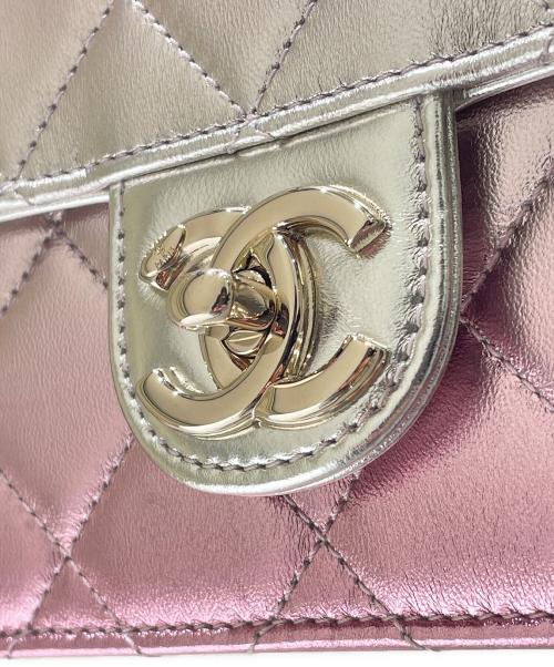 CHANEL（シャネル）CHANEL (シャネル) ミニマトラッセフラップバッグ18 メタリック  ゴールド/ピンク サイズ:18の古着・服飾アイテム