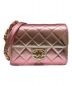 CHANEL（シャネル）の古着「ミニマトラッセフラップバッグ18」｜メタリック  ゴールド/ピンク