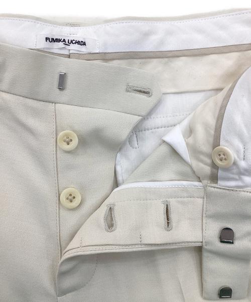 FUMIKA UCHIDA（フミカウチダ）FUMIKA UCHIDA (フミカウチダ) BACKSATIN STRAIGHT SLACKS アイボリー サイズ:36 未使用品の古着・服飾アイテム